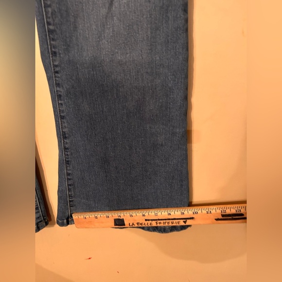❤️ 3/$15❤️ BCBG Carpenter jeans / flare - Picture 10 of 12